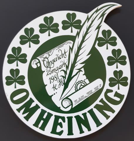 Het logo van Omheining omvat de oprichtingsdatum met de naam en klaverbladen die de werkgroepen duiden.